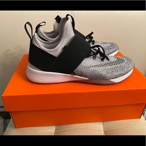 *NEW* WOMENS NIKE AIR ZOOM STRONG